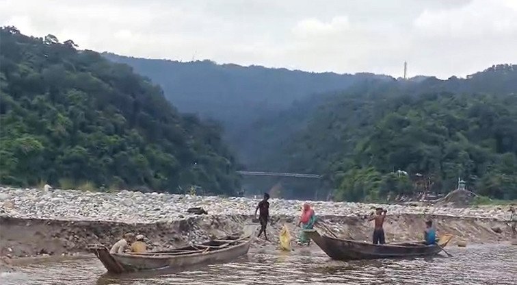 এবার দিনের বেলাতে জাফলংয়ে চলছে পাথর লুট